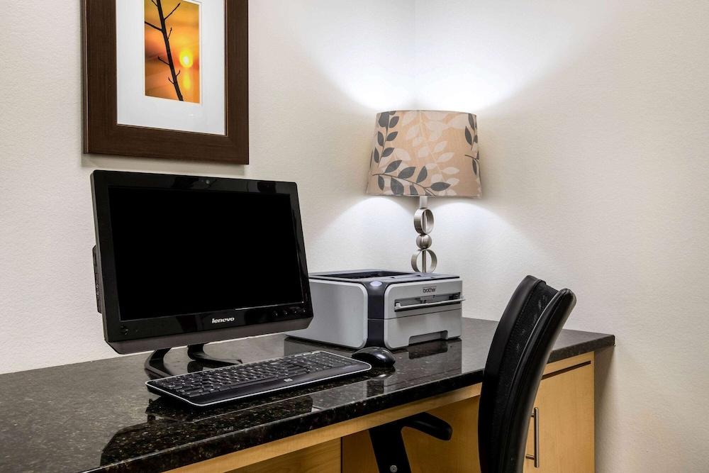 La Quinta By Wyndham & Conference Center Hotel